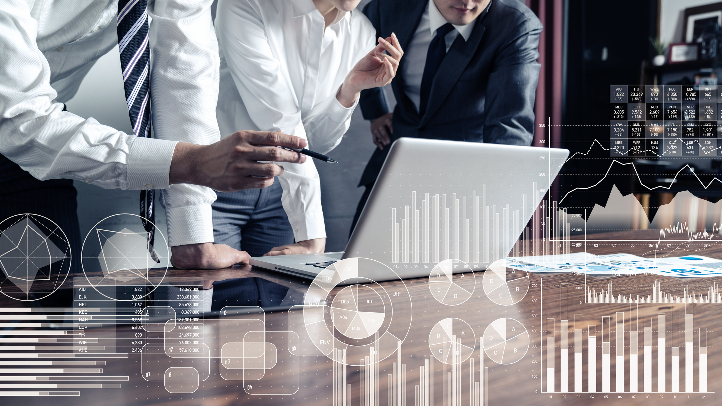 指で指し示す男性